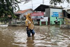 Banjir di Simpang Mampang Depok, Warga: Ini Kiriman dari Bogor - JPNN.com Jabar