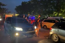 Imbas Demo Buruh, Puluhan Kendaraan Terjebak Tak Bisa Jalan - JPNN.com Jatim