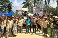 Seno Aji Beri Bantuan Combine Harverst Kepada Gapoktan Desa Manunggal Daya di Kukar - JPNN.com Kaltim