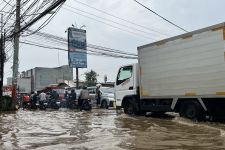 Kapolsek Pancoran Mas Beberkan Jalan Alternatif Agar Warga Terhindar Banjir di Simpang Mampang - JPNN.com Jabar