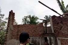Hujan Deras Disertai Angin Kencang Sebabkan Puluhan Rumah di Malang Rusak - JPNN.com Jatim