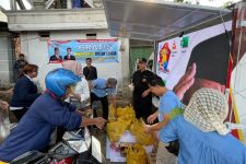 TKD Prabowo-Gibran dan Sukarelawan Bagi-Bagi Nasi dan Susu Gratis di Ponorogo - JPNN.com Jatim