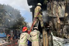 Petugas Selidiki Penyebab Kebakaran di Lapak Rongsokan Depok - JPNN.com Jabar