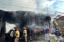 Lapak Rongsokan di Beji Depok Hangus Terbakar, Api Diduga Berasal dari Mes Pekerja - JPNN.com Jabar
