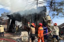 Lapak Rongsokan di Beji Depok Hangus Terbakar, 10 Unit Mobil Pemadam Dikerahkan - JPNN.com Jabar