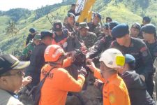 Penyelam Basarnas dan Polairud Dikerahkan Cari 10 Korban Banjir Bandang di Danau Toba - JPNN.com Sumut