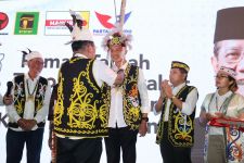 Ganjar Pranowo Diangkat sebagai Warga Kehormatan Suku Dayak Kaltim, Ada Momen Sakral - JPNN.com Kaltim
