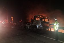 Pecah Ban, Truk Tangki Muatan Etanol Terbakar di Tol Jombang-Mojokerto    - JPNN.com Jatim