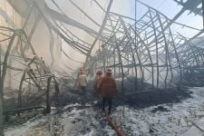 Sulitnya Pemadaman Kebakaran Gudang Lazada di Sidaorjo, Suplai Air Jadi Kendala - JPNN.com Jatim