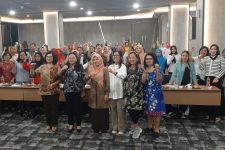 Agatha Retnosari Latih Mak-Mak di Surabaya Membuat Kue Kekinian - JPNN.com Jatim
