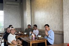 Cicipi Bakso Bara Tanboy Kun, Gibran Siap Dorong Pelaku Usaha Bersaing di Luar Negeri - JPNN.com Jabar