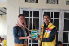 Dukung Zero Stunting di Kabupaten Cianjur, Sukarelawan Teh Metty Berbagi Susu Gratis - JPNN.com Jabar
