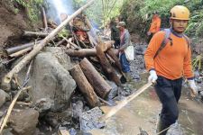 Kurangi Risiko Banjir, BPBD Kota Batu dan Warga Bersihkan Sungai Ledok - JPNN.com Jatim