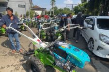Bawaslu Bogor Temukan Bukti Kuat Dalam Kasus Stiker Ravindra Airlangga yang Menempel di Traktor Kementan - JPNN.com Jabar