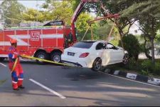 Mobil Terperosok ke Taman Pelangi Jalan Ahmad Yani, Pengemudi Menghilang - JPNN.com Jatim