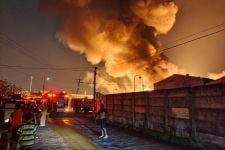 17 Kendaraan Terbakar dalam Kebakaran Gudang Tiner di Surabaya - JPNN.com Jatim