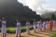 Ratusan Orang Putari Candi Borobudur Tiga Kali, Ini Filosofinya - JPNN.com Jateng