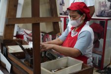 Peran Pekerja Perempuan SKT Bagi Kemajuan Industri Tembakau di Indonesia - JPNN.com Jabar