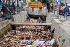 8 Ton Sampah di Kali Cabang Barat Depok Berhasil Diangkut Secara Manual - JPNN.com Jabar