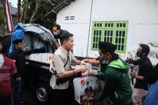 Sukarelawan Prabowo-Gibran Bagikan Makan Siang dan Susu Gratis di Jatim - JPNN.com Jatim