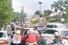 Libur Natal, Kawasan Dago Bandung Dipadati Kendaraan Luar Kota - JPNN.com Jabar