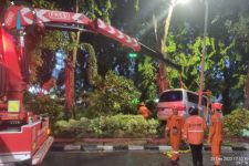 Lawan Arus di Jalan Ahmad Yani Surabaya, Mobil Tabrak 2 Motor dan 1 Becak - JPNN.com Jatim