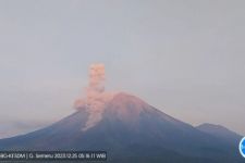 Gunung Semeru Kembali Erupsi, Letusan Mencapai 1 Kilometer - JPNN.com Jatim