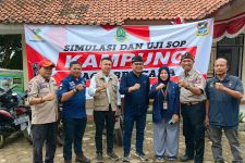 Ace Hasan Ajak Warga Desa Sadangmekar Bandung Barat Menanam Kopi - JPNN.com Jabar