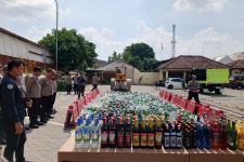 Jelang Tahun Baru, Polres Demak Musnahkan 12.176 Botol Miras - JPNN.com Jateng