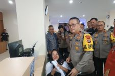 Jenderal Polisi Bintang Dua Bantu Dorong Kursi Roda Disabilitas, Momen itu Terjadi di Lampung - JPNN.com Lampung