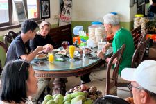 Awal Tahun Baru, Ganjar Ajak Anak & Istri Makan Manyung di Warung Bu Fat Semarang - JPNN.com Jateng