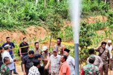 Pj Bupati Pamekasan Sebut Semburan Air Sumur di Desa Kadur Tak Aman Dikonsumsi - JPNN.com Jatim