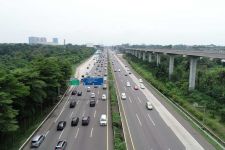 Urai Kepadatan Lalu Lintas, Petugas Berlakukan Contraflow di Tol Jakarta-Cikampek - JPNN.com Jabar