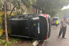 Diduga Sopir Ngantuk Berat, Mobil Sedan Terguling di Bandung - JPNN.com Jabar