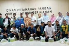 DKP3 Bagikan Ribuan Bibit Ikan Hias Gratis Kepada 11 Pokdakan di Kota Depok - JPNN.com Jabar