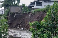Hujan Deras dan Pohon Tumbang Rusak Sejumlah Bangunan di Malang - JPNN.com Jatim