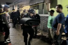Polisi Temukan Ratusan Butir Peluru dan Granat Nanas Aktif di Penggalian Septic Tank Depok - JPNN.com Jabar