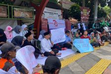Lihat Tuh! Puluhan Wali Murid SDN Pondok Cina 1 Menggelar Tasyakuran di Trotoar Sekolah - JPNN.com Jabar
