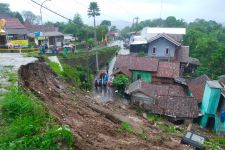 Tanah Longsor di Kulon Progo, 18 Warga Terpaksa Mengungsi - JPNN.com Jogja