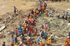 Ratusan Warga Subang Mengungsi ke Tempat Aman Pascalongsor di Desa Pasanggrahan - JPNN.com Jabar