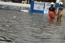 Hujan Deras di Surabaya Akibatkan 8 Titik Genangan dan 7 Pohon Tumbang - JPNN.com Jatim