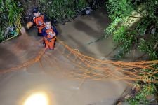 Hujan Deras Melanda Bandar Lampung, Seorang Balita Hilang Terseret Air di Saluran Irigasi, Waspada  - JPNN.com Lampung