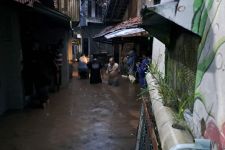 Hamdalah, Satu Keluarga Terjebak Banjir Bandang di Bandung Berhasil Dievakuasi - JPNN.com Jabar