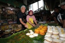 Momen Ganjar Diajari Membuat Apem saat Blusukan ke Pasar Pucang Surabaya - JPNN.com Jatim