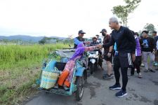 Seusai Tidur di Rumah Warga, Ganjar Blusukan ke Pasar Pahingan Kalibening Banjarnegara - JPNN.com Jateng