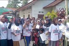 Demi Memenangkan Prabowo-Gibran, Sukarelawan Iwan Bule Bagikan Sembako Untuk Warga - JPNN.com Jabar