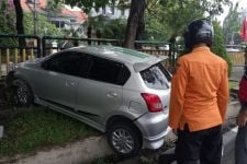 Salah Injak Gas, Nissan Go Tabrak Pagar Taman di Jalan Kartini Surabaya - JPNN.com Jatim