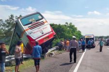 Bus Harapan Jaya Oleng Tabrak Mobil & Pembatas Jalan di Tol Sumo - JPNN.com Jatim