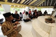 Ganjar Berziarah ke Makam Batoro Katong Pendiri Ponorogo - JPNN.com Jatim
