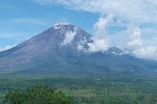 Gunung Semeru Luncurkan Abu Vulkanik Setinggi 500 Meter, Warga Harap Waspada - JPNN.com Jatim